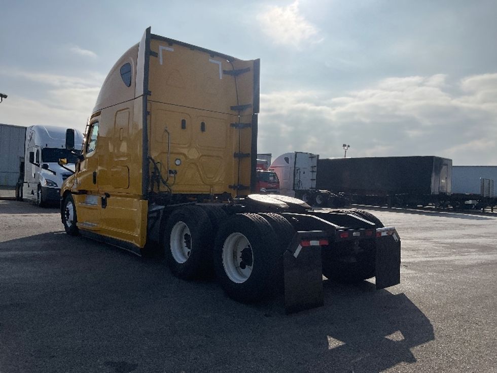 Sleeper Tractor-Heavy Duty Tractors-Freightliner-2022-T12664ST-Earth City-MO-509,654\n\t\tmiles-$ 64,000 - Image 5