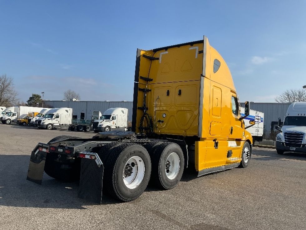 Sleeper Tractor-Heavy Duty Tractors-Freightliner-2022-T12664ST-Earth City-MO-509,654\n\t\tmiles-$ 64,000 - Image 7