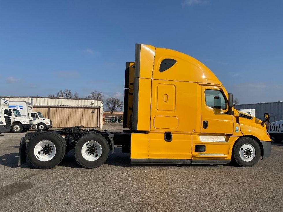 Sleeper Tractor-Heavy Duty Tractors-Freightliner-2022-T12664ST-Earth City-MO-509,654\n\t\tmiles-$ 64,000 - Image 8