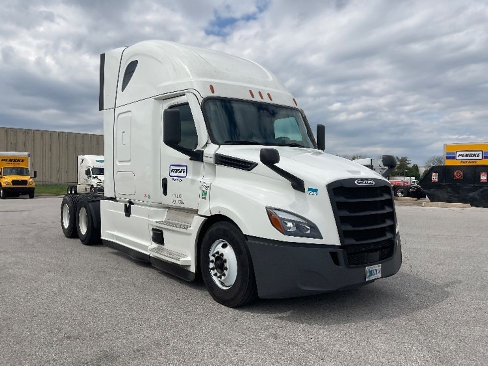 Sleeper Tractor-Heavy Duty Tractors-Freightliner-2022-T12664ST-Earth City-MO-577,410\n\t\tmiles-$ 61,500 - Image 1