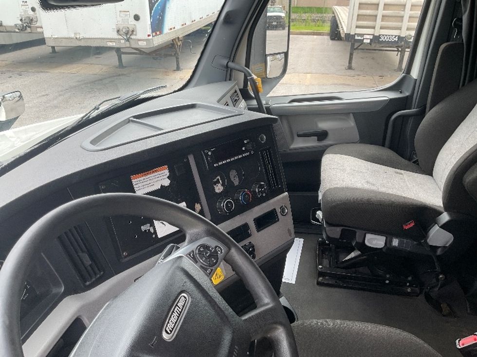 Sleeper Tractor-Heavy Duty Tractors-Freightliner-2022-T12664ST-Earth City-MO-577,410\n\t\tmiles-$ 61,500 - Image 10