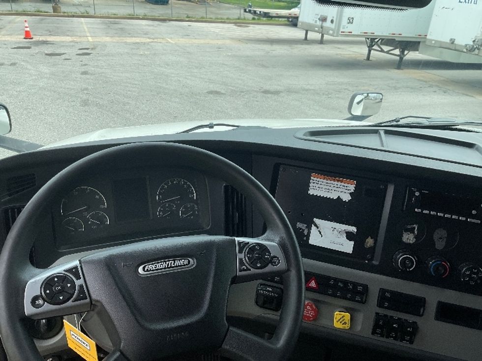 Sleeper Tractor-Heavy Duty Tractors-Freightliner-2022-T12664ST-Earth City-MO-577,410\n\t\tmiles-$ 61,500 - Image 11