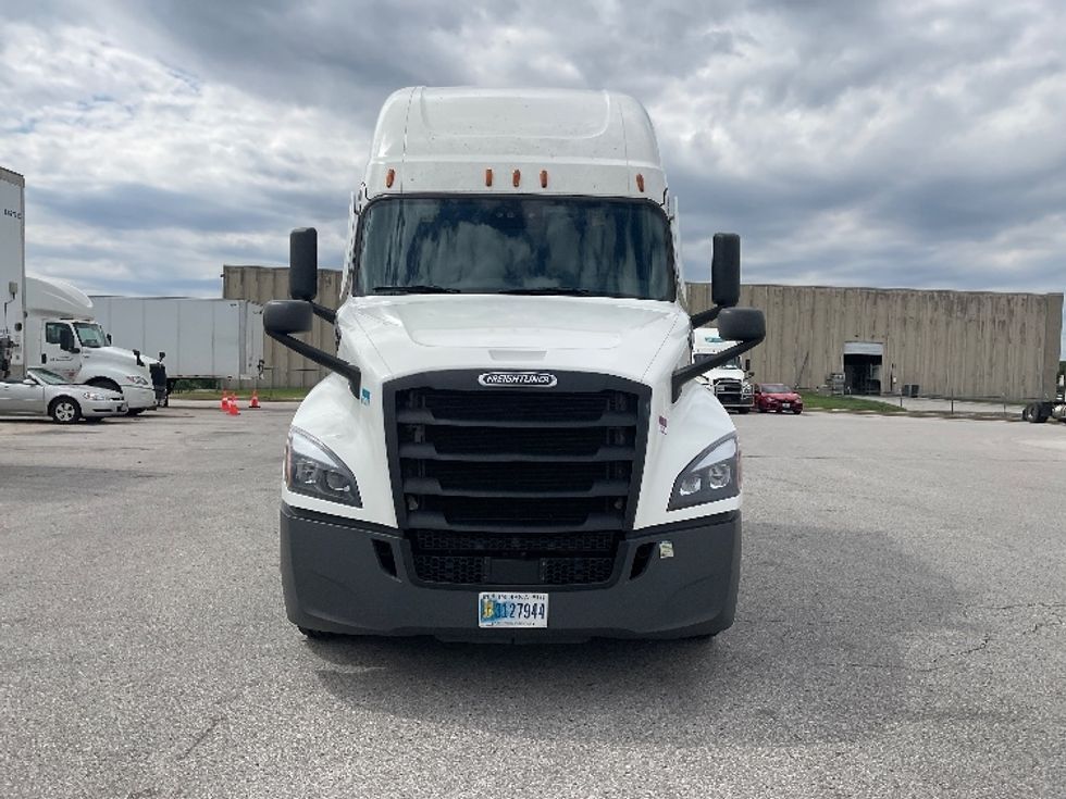 Sleeper Tractor-Heavy Duty Tractors-Freightliner-2022-T12664ST-Earth City-MO-577,410\n\t\tmiles-$ 61,500 - Image 2