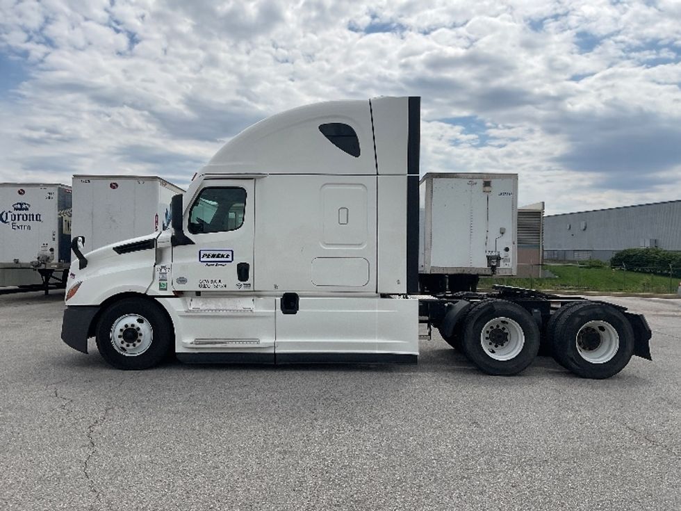 Sleeper Tractor-Heavy Duty Tractors-Freightliner-2022-T12664ST-Earth City-MO-577,410\n\t\tmiles-$ 61,500 - Image 4