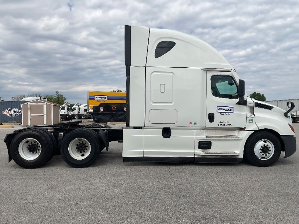 Sleeper Tractor-Heavy Duty Tractors-Freightliner-2022-T12664ST-Earth City-MO-577,410\n\t\tmiles-$ 61,500 - Image 8