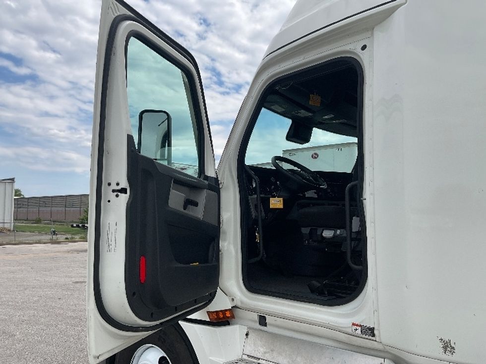 Sleeper Tractor-Heavy Duty Tractors-Freightliner-2022-T12664ST-Earth City-MO-577,410\n\t\tmiles-$ 61,500 - Image 9