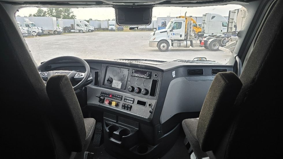 Sleeper Tractor-Heavy Duty Tractors-Freightliner-2022-T12664ST-Earth City-MO-578,227\n\t\tmiles-$ 63,750 - Image 12