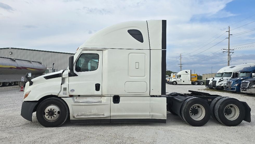 Sleeper Tractor-Heavy Duty Tractors-Freightliner-2022-T12664ST-Earth City-MO-578,227\n\t\tmiles-$ 63,750 - Image 4