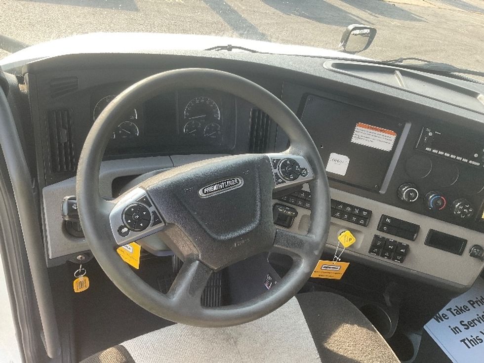 Sleeper Tractor-Heavy Duty Tractors-Freightliner-2022-T12664ST-Earth City-MO-619,969\n\t\tmiles-$ 61,500 - Image 11