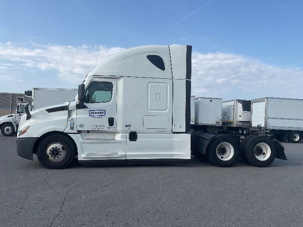 Sleeper Tractor-Heavy Duty Tractors-Freightliner-2022-T12664ST-Earth City-MO-619,969\n\t\tmiles-$ 61,500 - Image 4