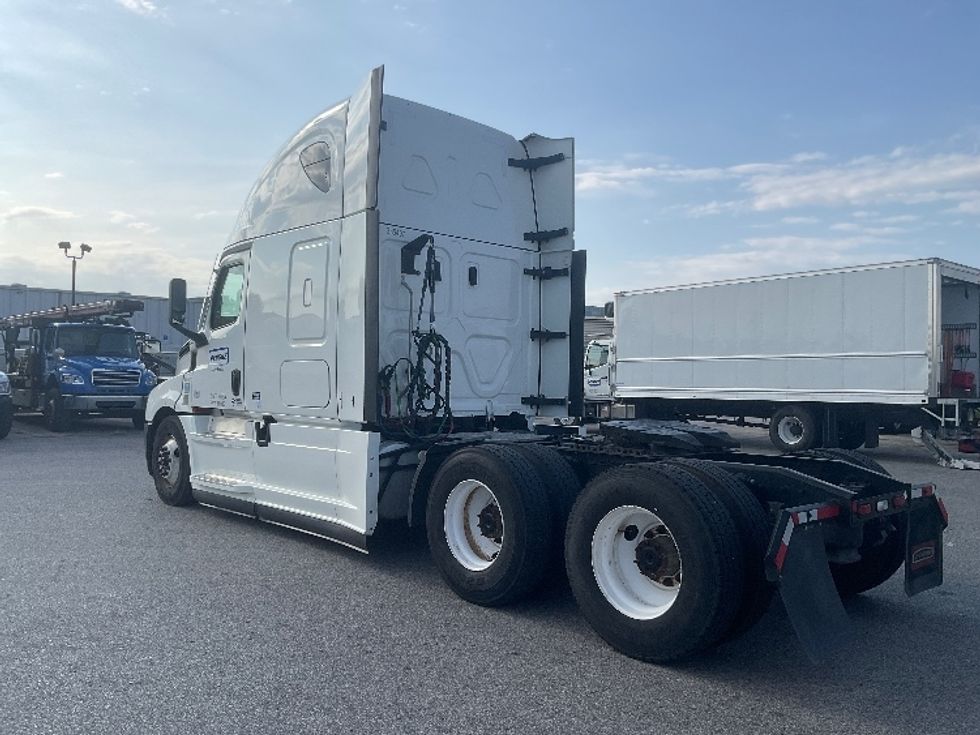 Sleeper Tractor-Heavy Duty Tractors-Freightliner-2022-T12664ST-Earth City-MO-619,969\n\t\tmiles-$ 61,500 - Image 5
