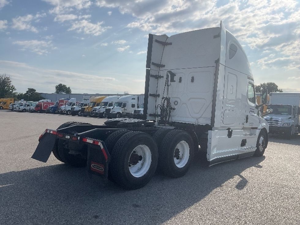 Sleeper Tractor-Heavy Duty Tractors-Freightliner-2022-T12664ST-Earth City-MO-619,969\n\t\tmiles-$ 61,500 - Image 7