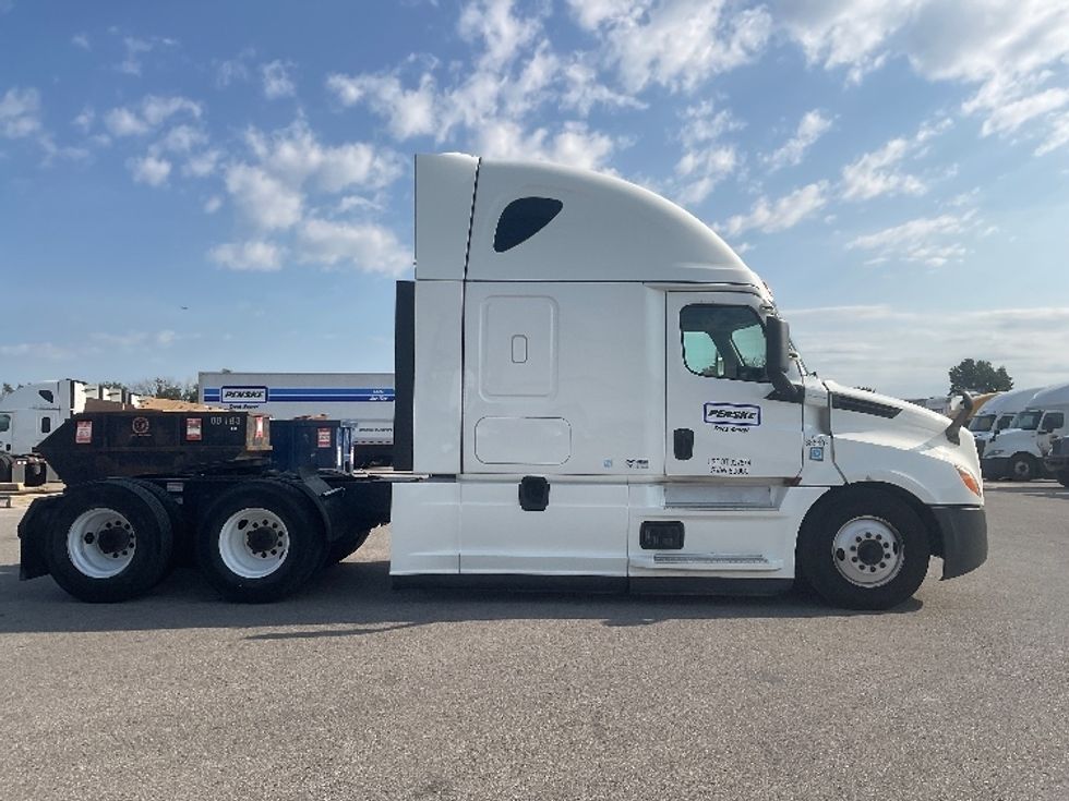 Sleeper Tractor-Heavy Duty Tractors-Freightliner-2022-T12664ST-Earth City-MO-619,969\n\t\tmiles-$ 61,500 - Image 8