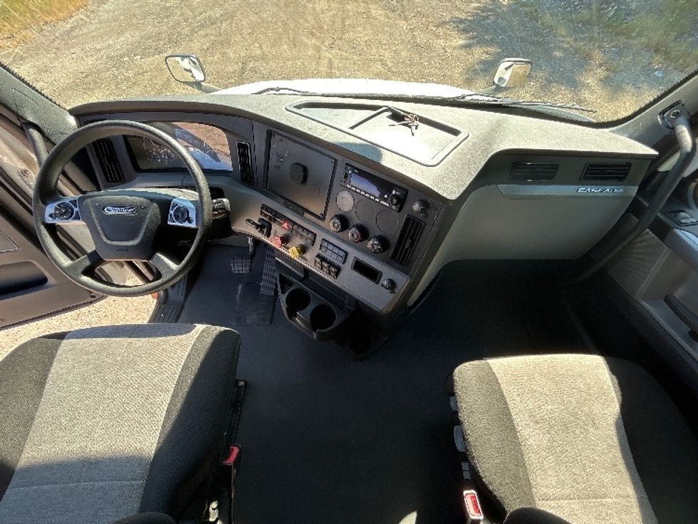 Sleeper Tractor-Heavy Duty Tractors-Freightliner-2022-T12664ST-East Chicago-IN-243,168\n\t\tmiles-$ 91,000 - Image 12
