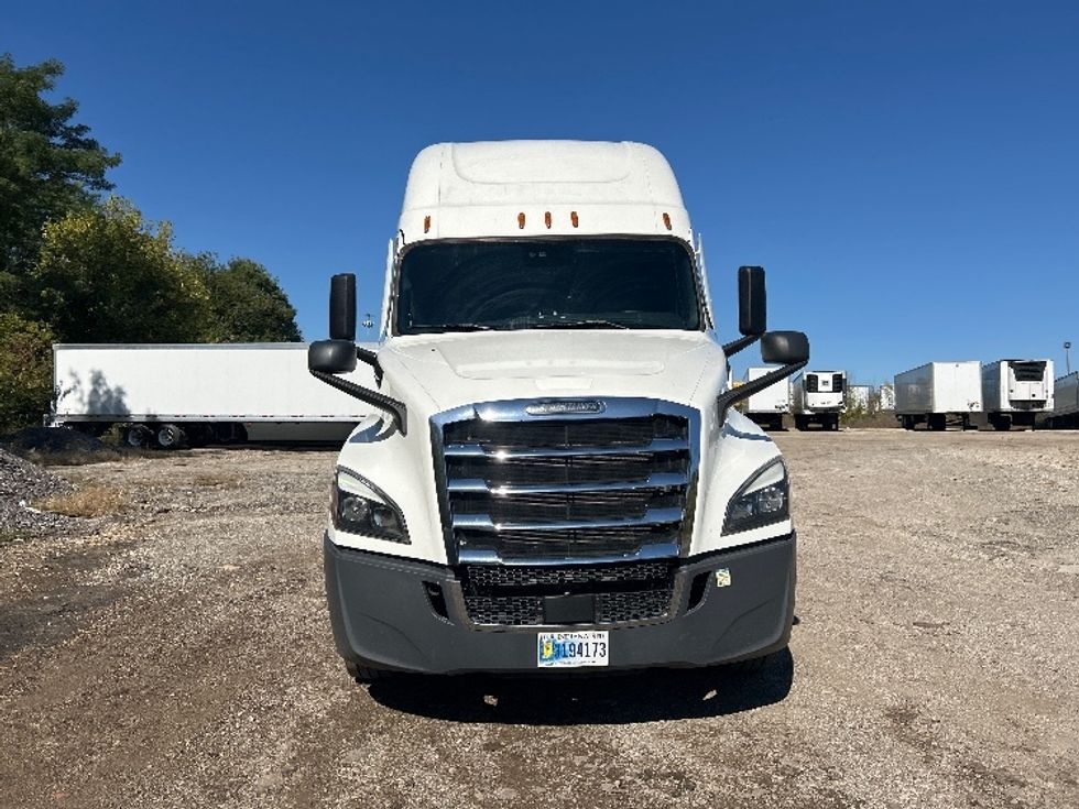 Sleeper Tractor-Heavy Duty Tractors-Freightliner-2022-T12664ST-East Chicago-IN-243,168\n\t\tmiles-$ 91,000 - Image 2