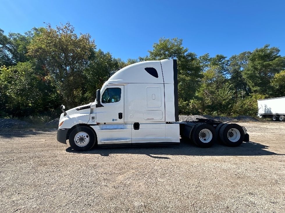 Sleeper Tractor-Heavy Duty Tractors-Freightliner-2022-T12664ST-East Chicago-IN-243,168\n\t\tmiles-$ 91,000 - Image 4