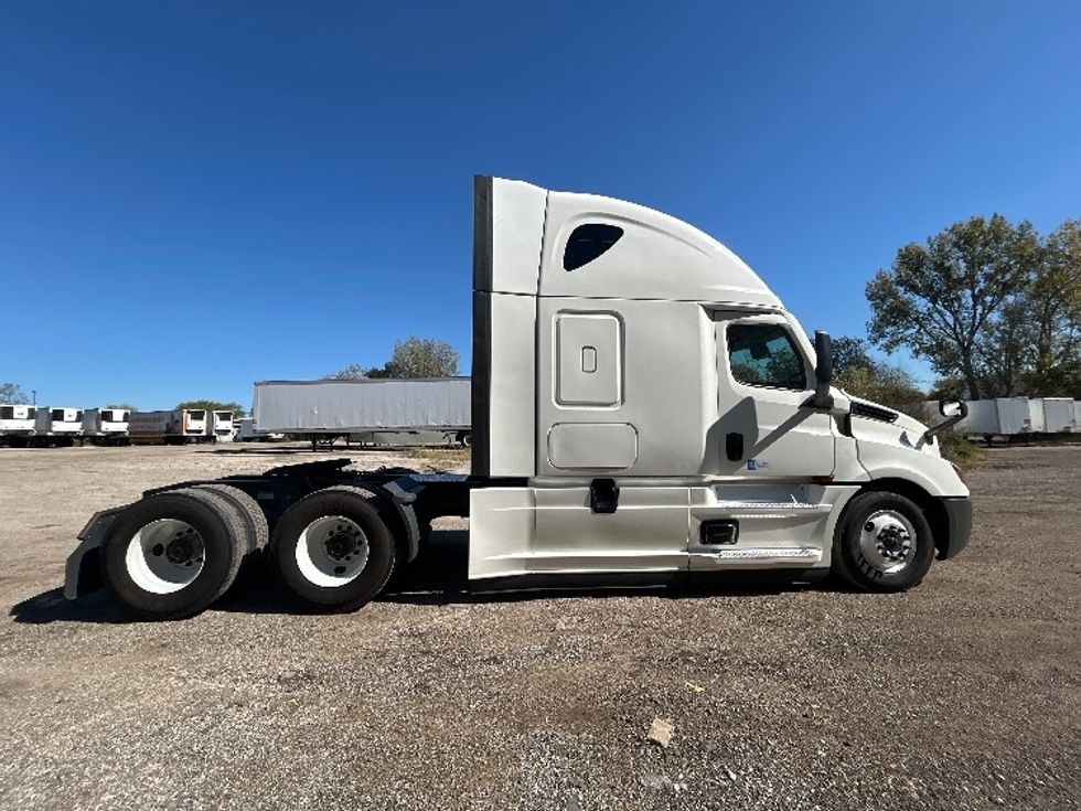 Sleeper Tractor-Heavy Duty Tractors-Freightliner-2022-T12664ST-East Chicago-IN-243,168\n\t\tmiles-$ 91,000 - Image 8