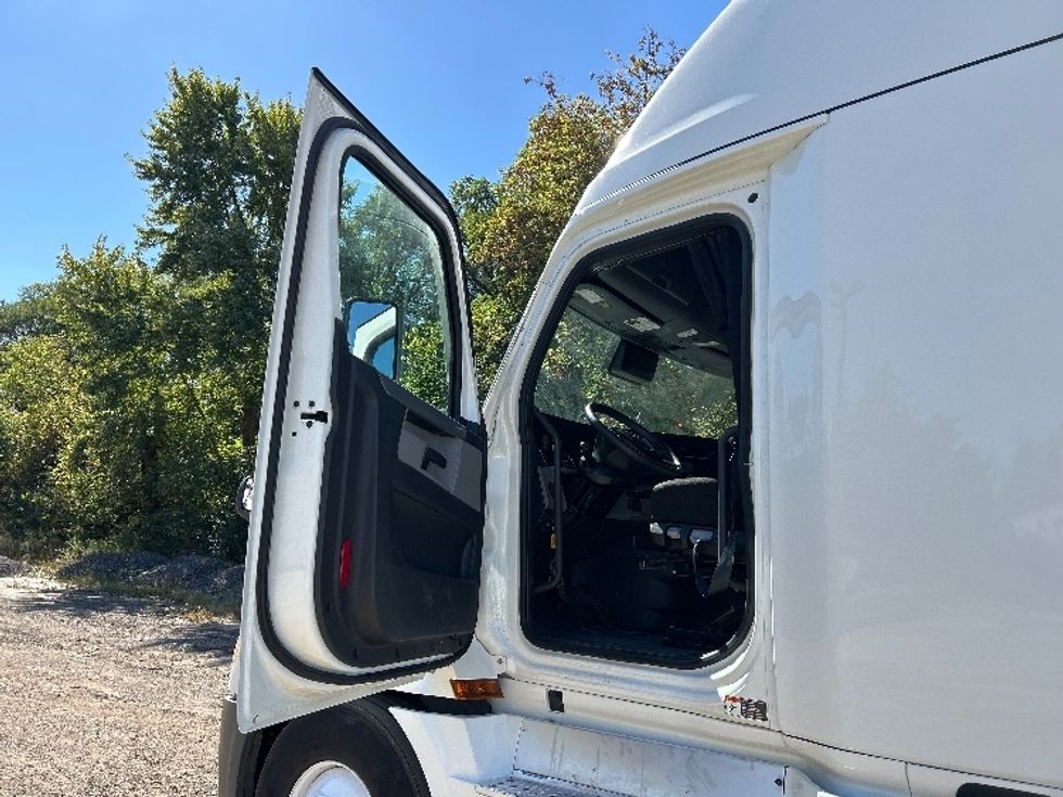 Sleeper Tractor-Heavy Duty Tractors-Freightliner-2022-T12664ST-East Chicago-IN-243,168\n\t\tmiles-$ 91,000 - Image 9