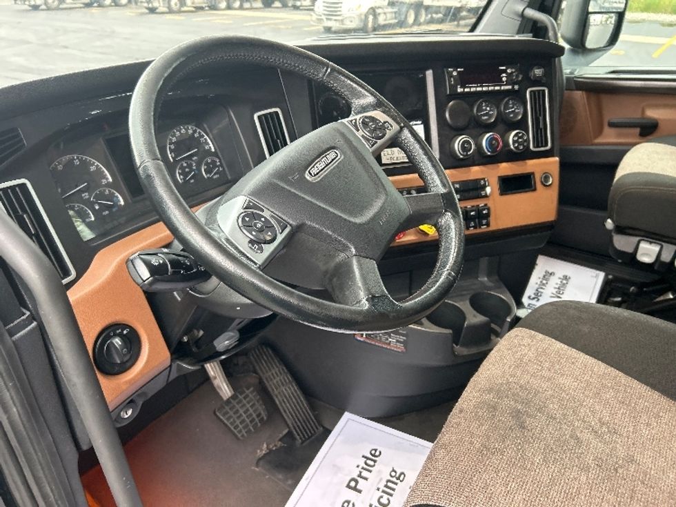 Sleeper Tractor-Heavy Duty Tractors-Freightliner-2022-T12664ST-East Chicago-IN-255,405\n\t\tmiles-$ 87,250 - Image 10