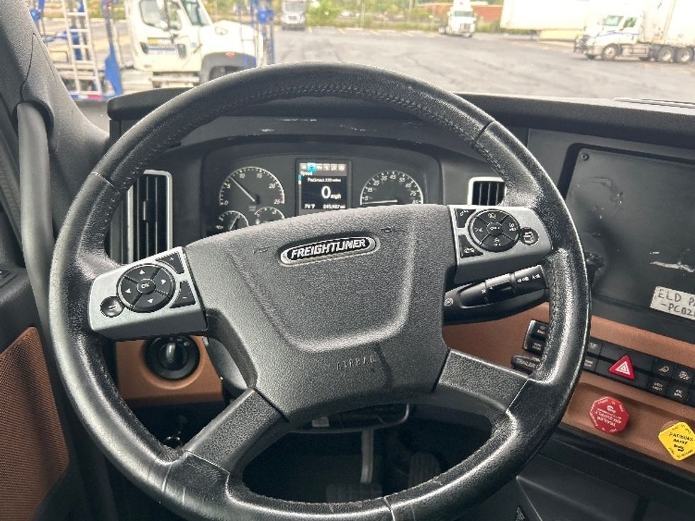 Sleeper Tractor-Heavy Duty Tractors-Freightliner-2022-T12664ST-East Chicago-IN-255,405\n\t\tmiles-$ 87,250 - Image 11