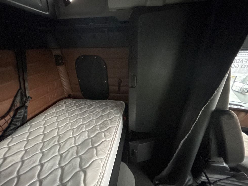 Sleeper Tractor-Heavy Duty Tractors-Freightliner-2022-T12664ST-East Chicago-IN-255,405\n\t\tmiles-$ 87,250 - Image 18