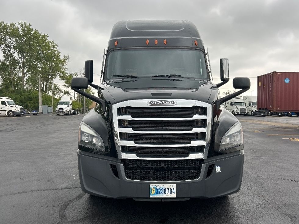 Sleeper Tractor-Heavy Duty Tractors-Freightliner-2022-T12664ST-East Chicago-IN-255,405\n\t\tmiles-$ 87,250 - Image 2