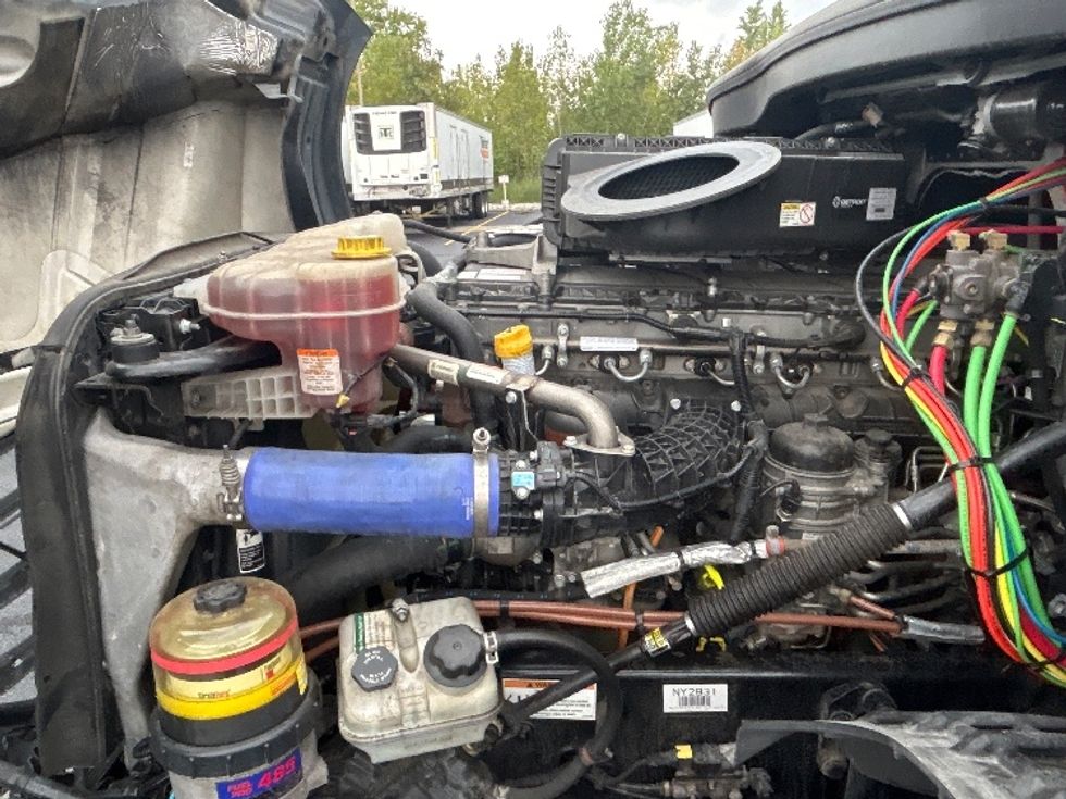 Sleeper Tractor-Heavy Duty Tractors-Freightliner-2022-T12664ST-East Chicago-IN-255,405\n\t\tmiles-$ 87,250 - Image 21