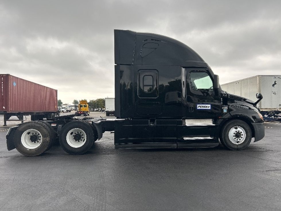 Sleeper Tractor-Heavy Duty Tractors-Freightliner-2022-T12664ST-East Chicago-IN-255,405\n\t\tmiles-$ 87,250 - Image 8