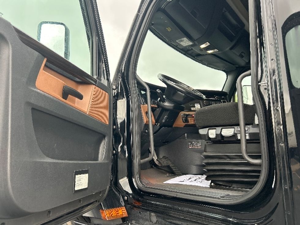 Sleeper Tractor-Heavy Duty Tractors-Freightliner-2022-T12664ST-East Chicago-IN-255,405\n\t\tmiles-$ 87,250 - Image 9