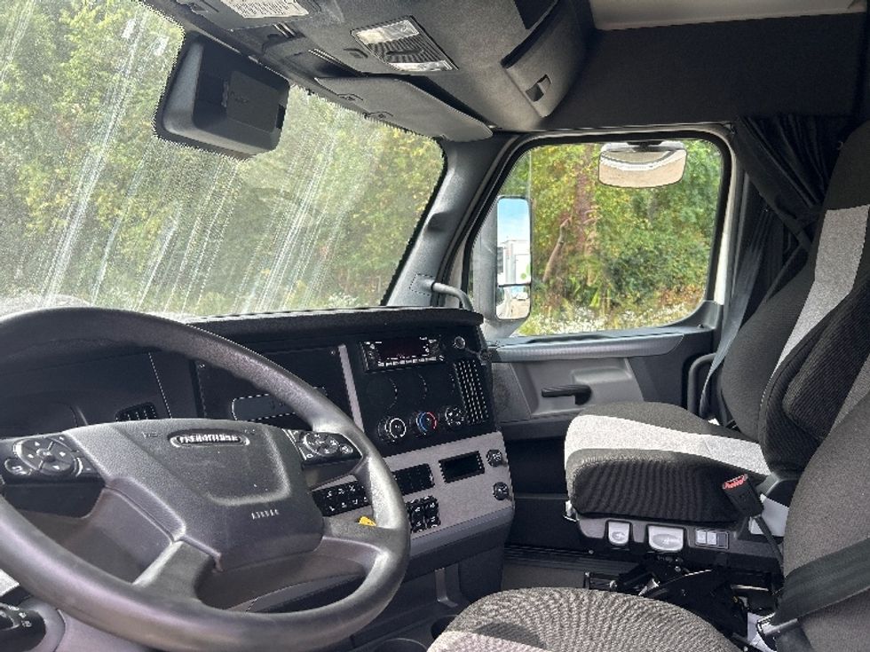 Sleeper Tractor-Heavy Duty Tractors-Freightliner-2022-T12664ST-East Chicago-IN-266,732\n\t\tmiles-$ 91,500 - Image 10