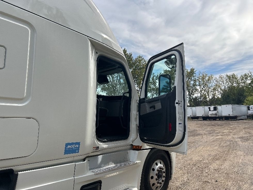 Sleeper Tractor-Heavy Duty Tractors-Freightliner-2022-T12664ST-East Chicago-IN-266,732\n\t\tmiles-$ 91,500 - Image 13