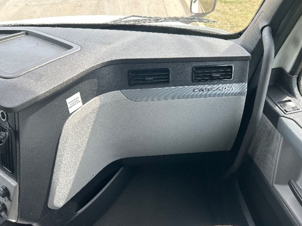 Sleeper Tractor-Heavy Duty Tractors-Freightliner-2022-T12664ST-East Chicago-IN-266,732\n\t\tmiles-$ 91,500 - Image 14