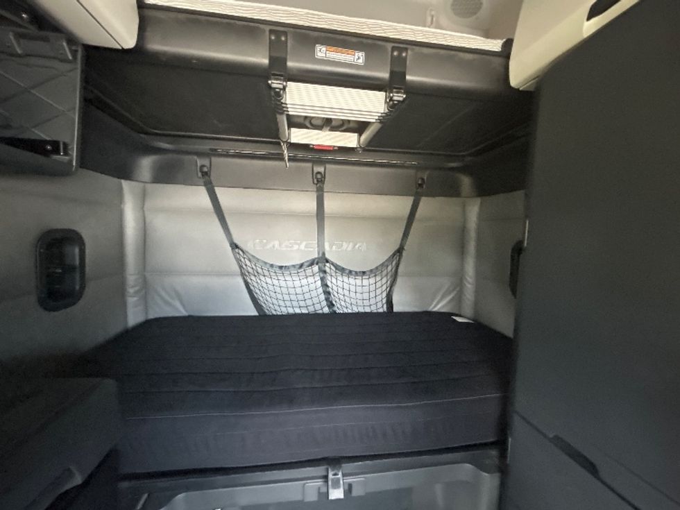 Sleeper Tractor-Heavy Duty Tractors-Freightliner-2022-T12664ST-East Chicago-IN-266,732\n\t\tmiles-$ 91,500 - Image 16