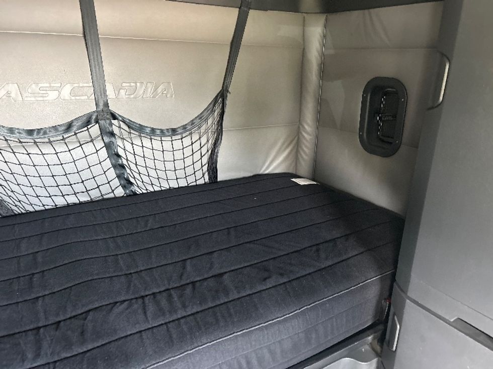 Sleeper Tractor-Heavy Duty Tractors-Freightliner-2022-T12664ST-East Chicago-IN-266,732\n\t\tmiles-$ 91,500 - Image 17