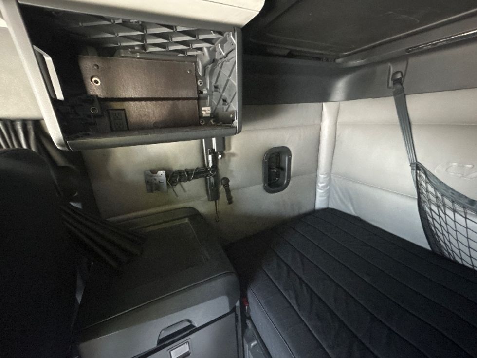 Sleeper Tractor-Heavy Duty Tractors-Freightliner-2022-T12664ST-East Chicago-IN-266,732\n\t\tmiles-$ 91,500 - Image 19