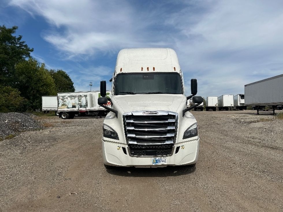 2022 Freightliner Cascadia 126" Sleeper Cab photo 2