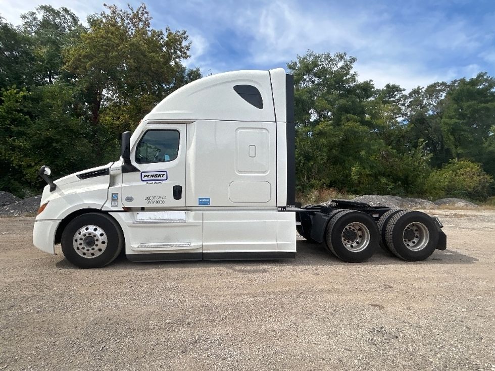 2022 Freightliner Cascadia 126" Sleeper Cab photo 4