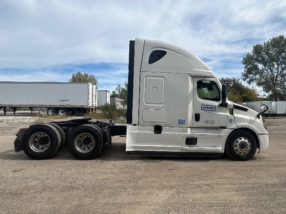 Sleeper Tractor-Heavy Duty Tractors-Freightliner-2022-T12664ST-East Chicago-IN-266,732\n\t\tmiles-$ 91,500 - Image 8