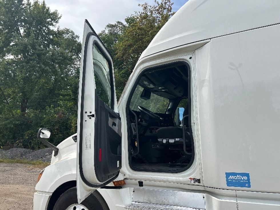 Sleeper Tractor-Heavy Duty Tractors-Freightliner-2022-T12664ST-East Chicago-IN-266,732\n\t\tmiles-$ 91,500 - Image 9
