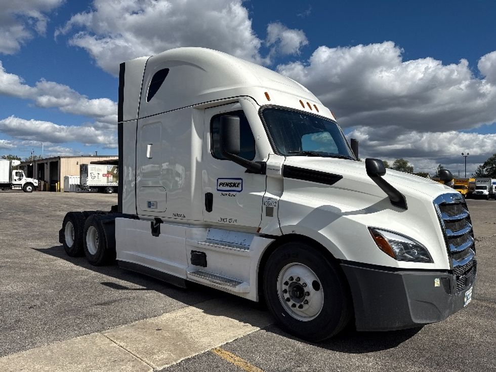 Sleeper Tractor-Heavy Duty Tractors-Freightliner-2022-T12664ST-East Chicago-IN-268,074\n\t\tmiles-$ 89,250 - Image 1