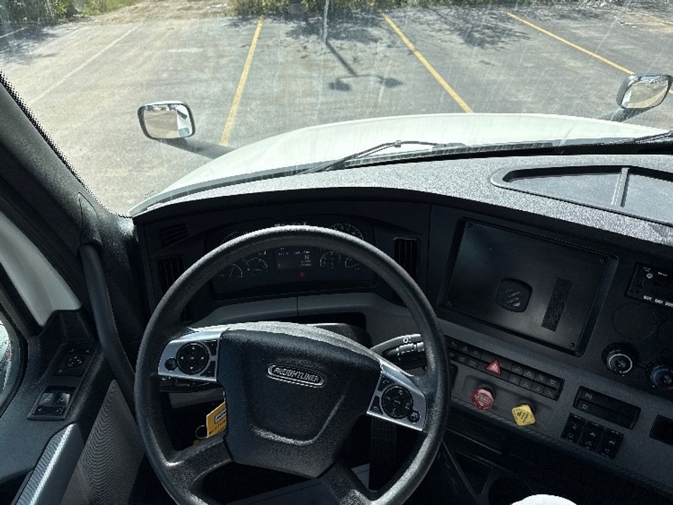 Sleeper Tractor-Heavy Duty Tractors-Freightliner-2022-T12664ST-East Chicago-IN-268,074\n\t\tmiles-$ 89,250 - Image 10