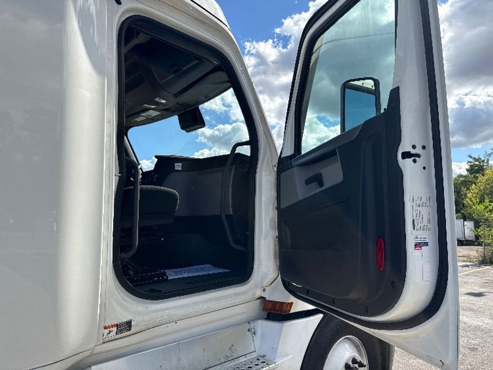 Sleeper Tractor-Heavy Duty Tractors-Freightliner-2022-T12664ST-East Chicago-IN-268,074\n\t\tmiles-$ 89,250 - Image 12