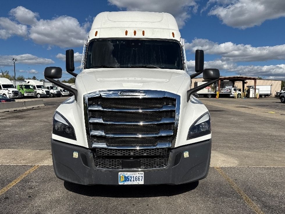 Sleeper Tractor-Heavy Duty Tractors-Freightliner-2022-T12664ST-East Chicago-IN-268,074\n\t\tmiles-$ 89,250 - Image 2
