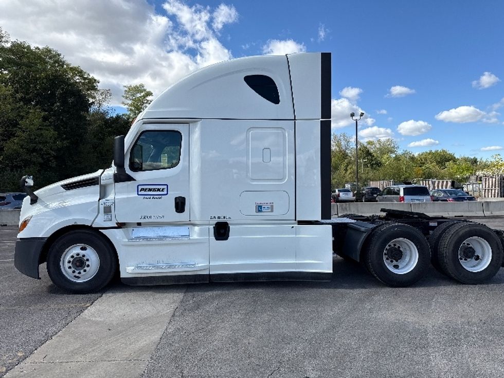 Sleeper Tractor-Heavy Duty Tractors-Freightliner-2022-T12664ST-East Chicago-IN-268,074\n\t\tmiles-$ 89,250 - Image 4