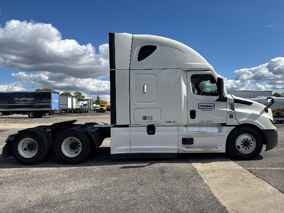 Sleeper Tractor-Heavy Duty Tractors-Freightliner-2022-T12664ST-East Chicago-IN-268,074\n\t\tmiles-$ 89,250 - Image 8