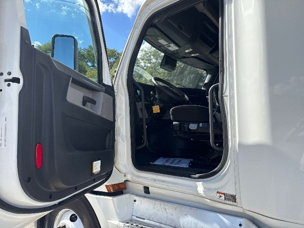 Sleeper Tractor-Heavy Duty Tractors-Freightliner-2022-T12664ST-East Chicago-IN-268,074\n\t\tmiles-$ 89,250 - Image 9