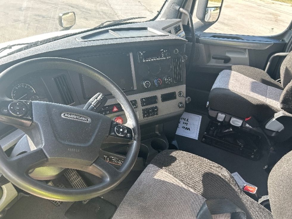 Sleeper Tractor-Heavy Duty Tractors-Freightliner-2022-T12664ST-East Chicago-IN-280,781\n\t\tmiles-$ 91,250 - Image 10