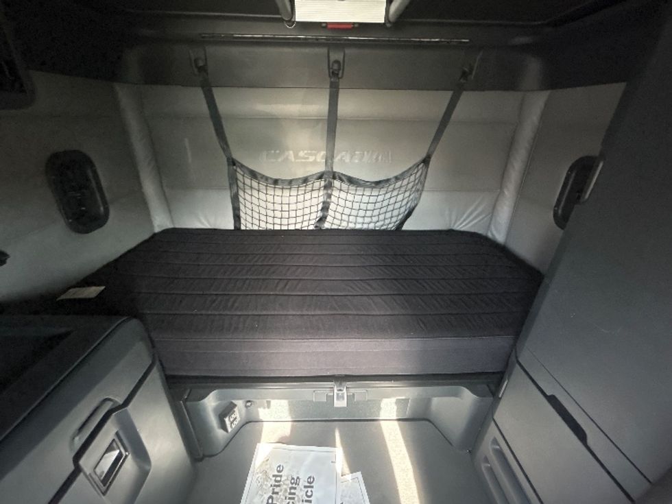 Sleeper Tractor-Heavy Duty Tractors-Freightliner-2022-T12664ST-East Chicago-IN-280,781\n\t\tmiles-$ 91,250 - Image 16