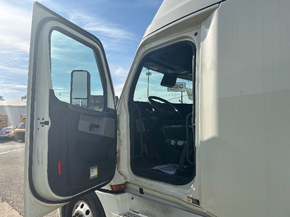 Sleeper Tractor-Heavy Duty Tractors-Freightliner-2022-T12664ST-East Chicago-IN-280,781\n\t\tmiles-$ 91,250 - Image 9