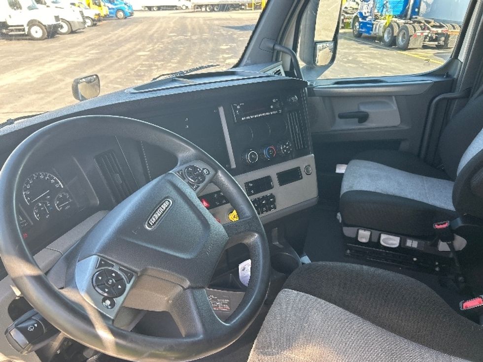 Sleeper Tractor-Heavy Duty Tractors-Freightliner-2022-T12664ST-East Chicago-IN-294,987\n\t\tmiles-$ 88,000 - Image 10